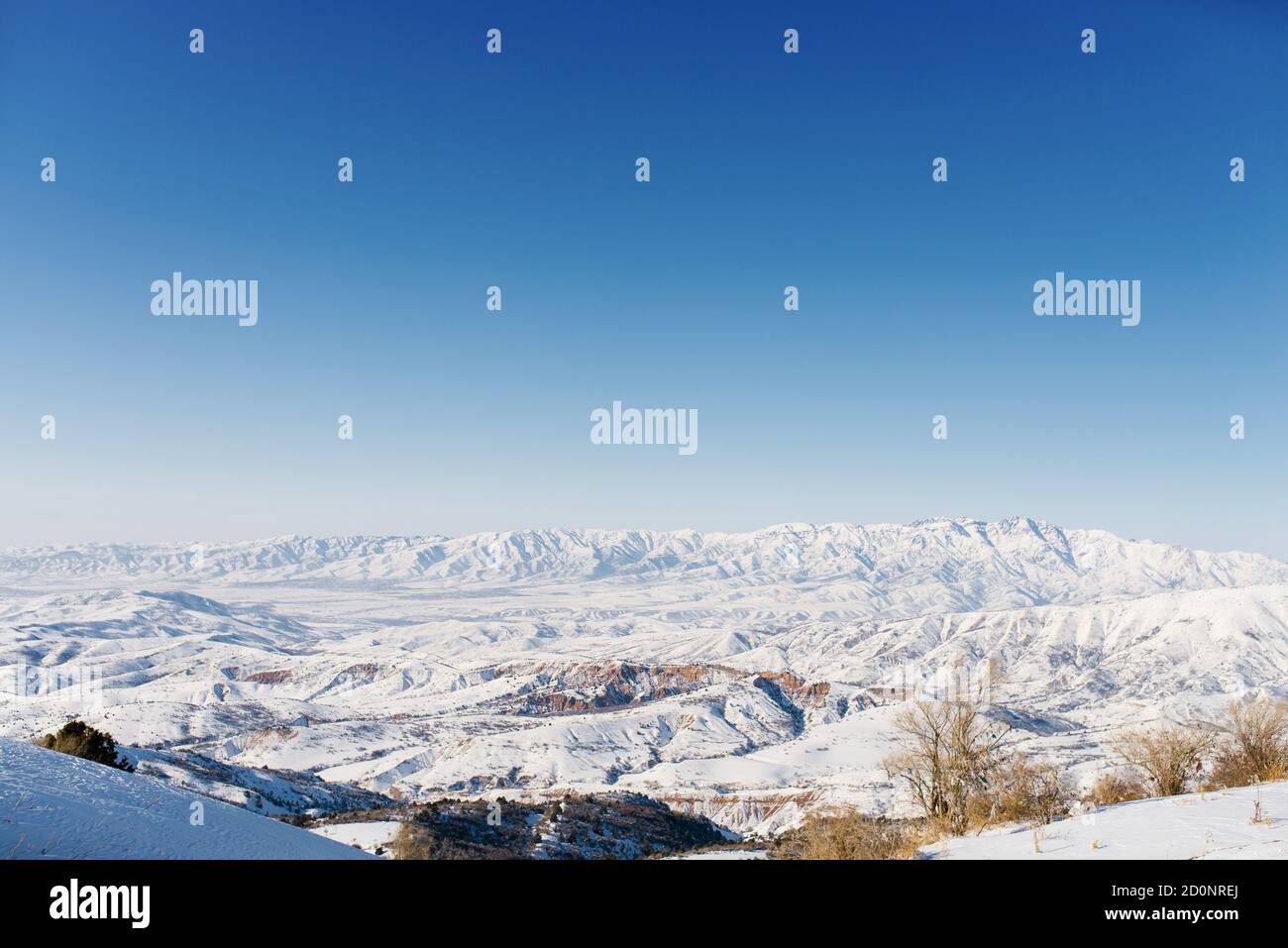 Panoramablick auf die Berge mit Felsen in den Tien Shan Bergen in Zentralasien bei Taschkent an einem sonnigen Wintertag. Der beste Ort für aktive l Stockfoto