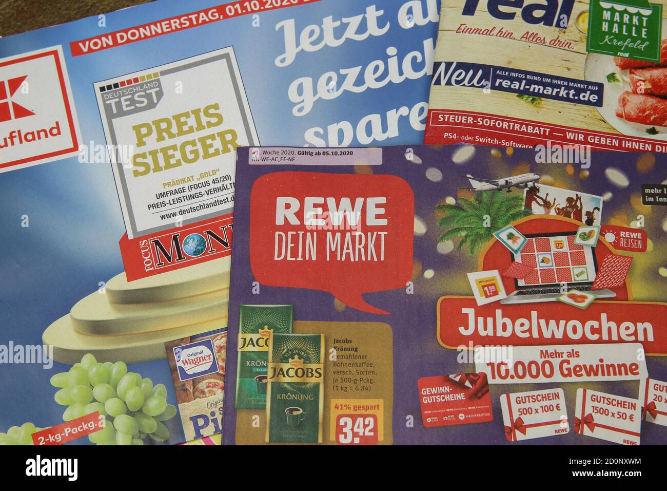 Viersen, Deutschland - September 27. 2020: Makro-Nahaufnahme von wöchentlich gedruckten Werbebeilagen deutscher Discounter-Unternehmen (Fokus auf Rewe-Logo in Cen Stockfoto