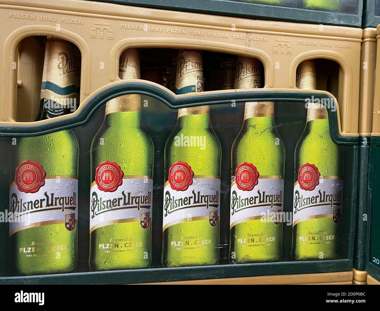 Viersen, Deutschland - 9. Juli. 2020: Blick auf die isolierte Pilsener Urquell Bierkiste im deutschen Supermarkt Stockfoto