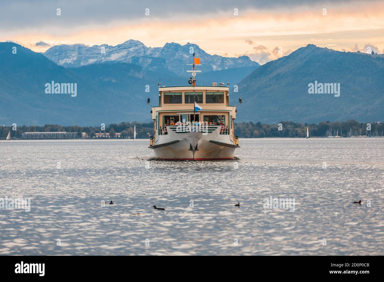Touristische Bootsfahrten am Chiemsee in Bayern, Deutschland. Stockfoto