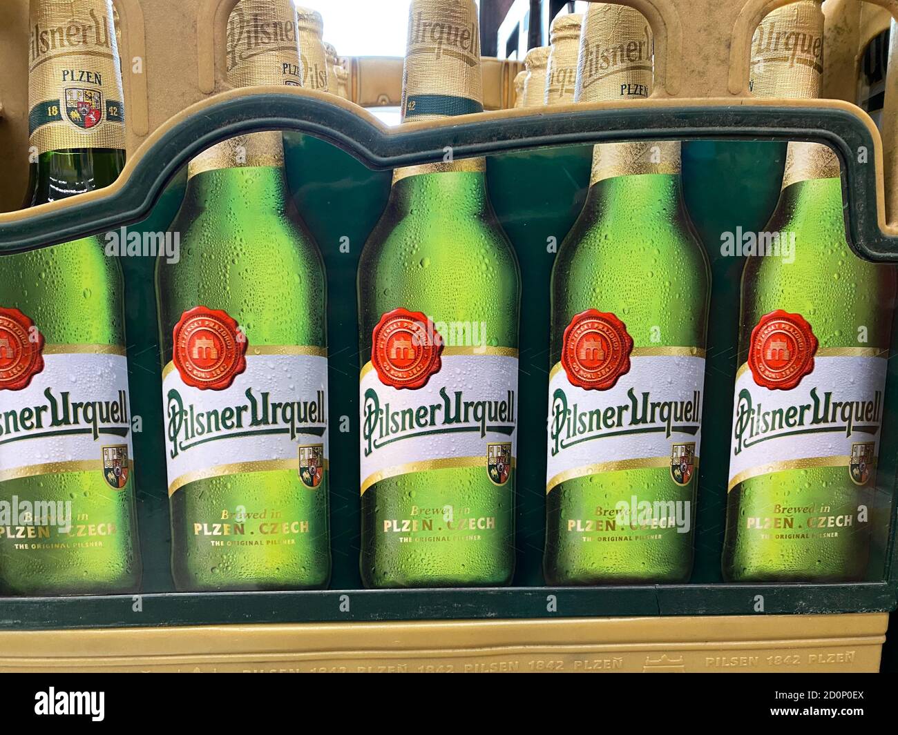 Viersen, Deutschland - 9. Juli. 2020: Blick auf die isolierte Pilsener Urquell Bierkiste im deutschen Supermarkt Stockfoto