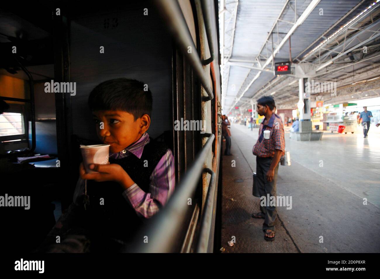 Indischer Junge Auf Zug Indien Stockfotos Und Bilder Kaufen Alamy