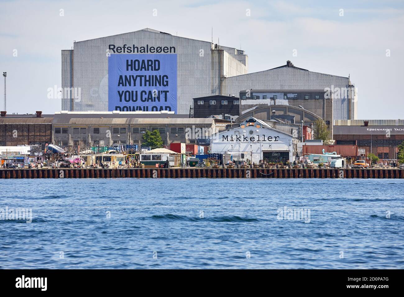 Blick auf Refshaleøen, Mikkeller Baghaven, über Kopenhagen Hafen, Sommer; Kopenhagen, Dänemark Stockfoto