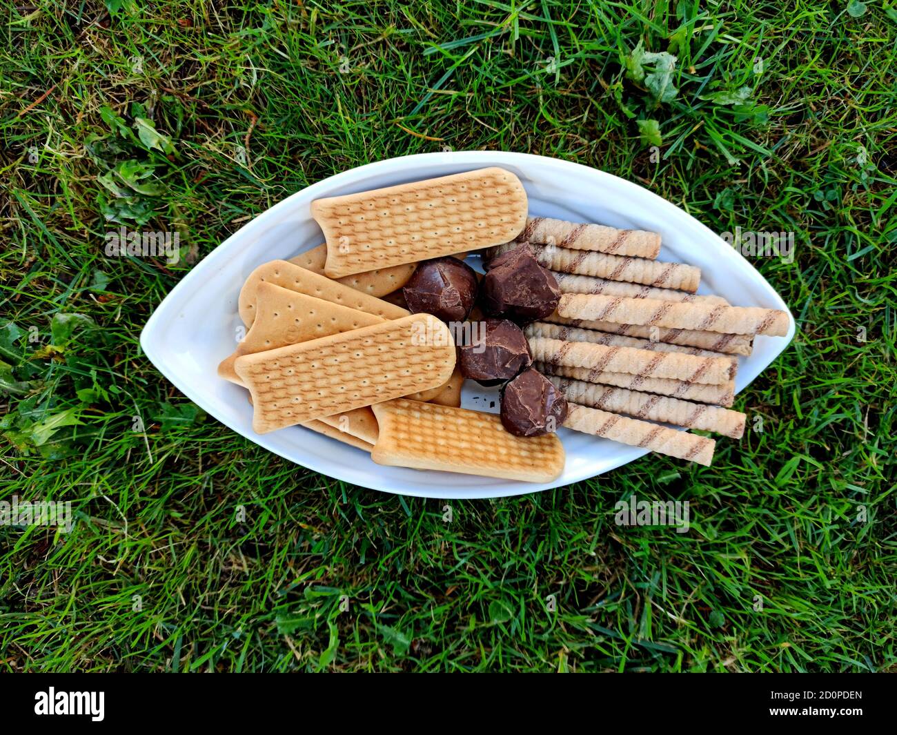 Schokolade Bonbons, Kekse und gerollte Haselnüsse Sticks. Stockfoto