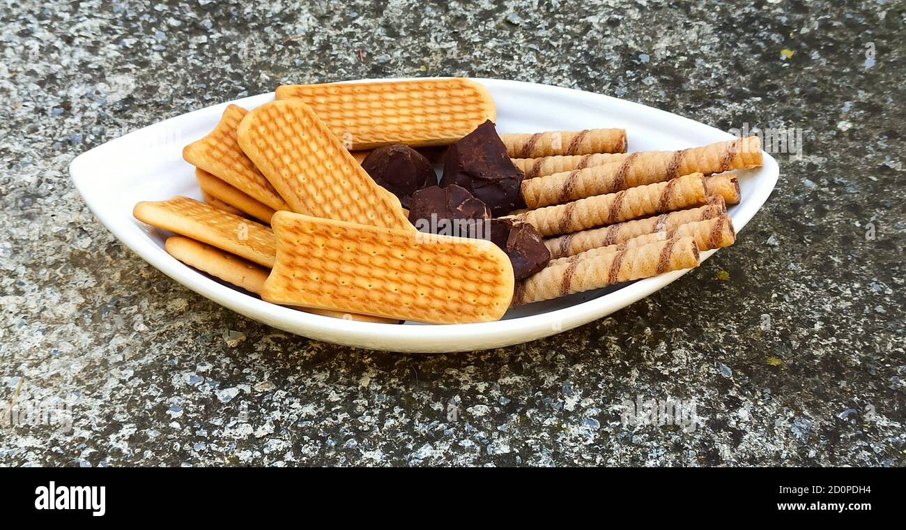 Schokolade Bonbons, Kekse und gerollte Haselnüsse Sticks. Stockfoto