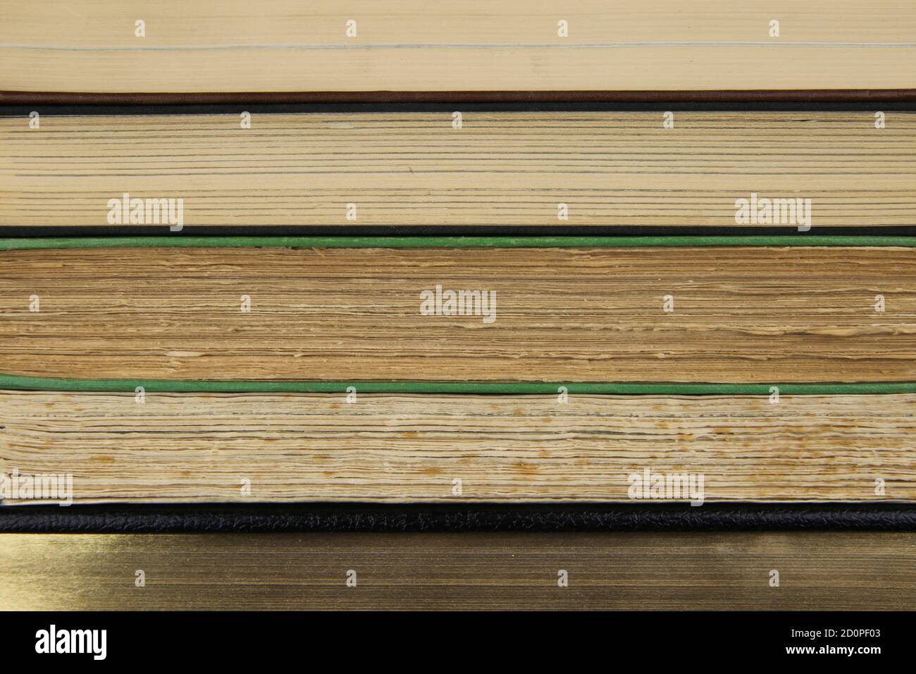 Blick auf den Vorderrand von vereinzelten gestapelten alten vergilbten Büchern Mit Kopierplatz für Text Stockfoto