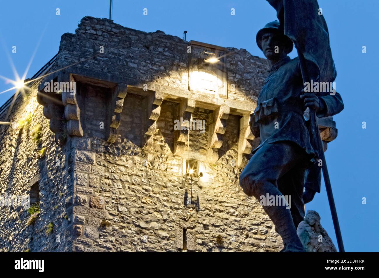 Enego: Das Denkmal für die Gefallenen des Großen Krieges und der mittelalterliche Turm, der von den Scaligeri gebaut wurde. Hochebene von Asiago, Provinz Vicenza, Venetien, Italien. Stockfoto