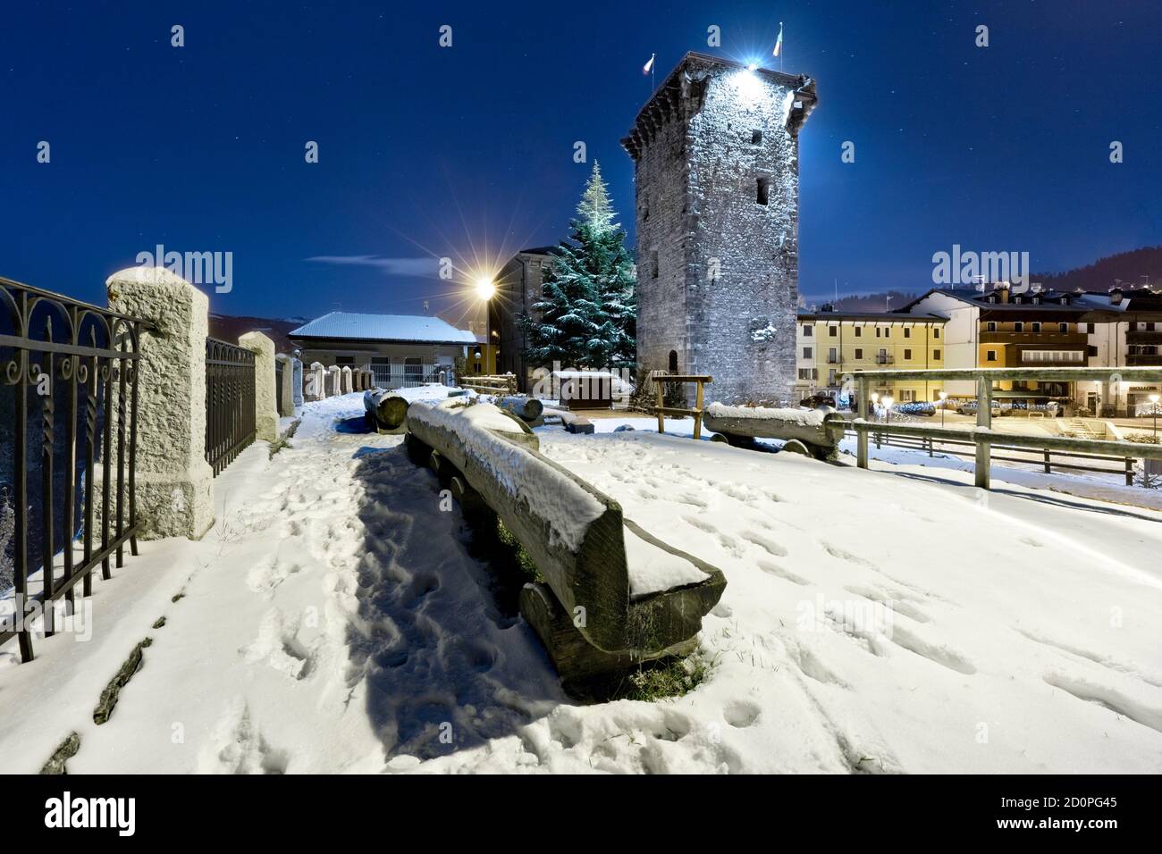 Der mittelalterliche Turm, der von den Scaligeri auf dem Platz Enego gebaut wurde. Hochebene von Asiago, Provinz Vicenza, Venetien, Italien, Europa. Stockfoto
