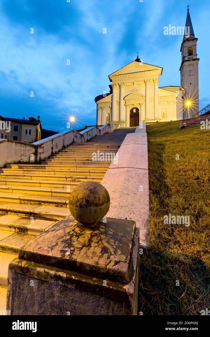 Die Enego Kathedrale. Hochebene von Asiago, Provinz Vicenza, Venetien, Italien, Europa. Stockfoto