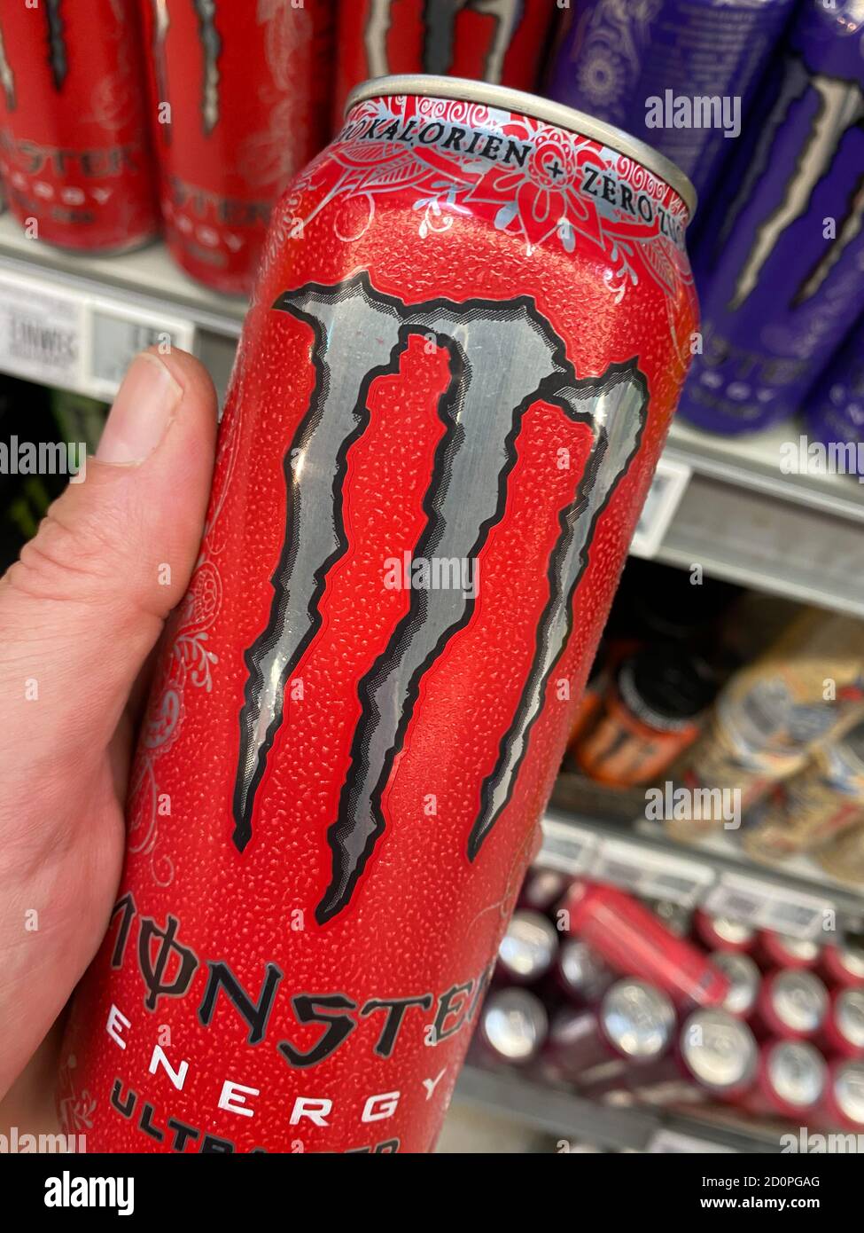 Viersen, Deutschland - 9. Juli. 2020: Blick auf Dose Monster Energy Drink  im deutschen Supermarkt (Fokus auf Center Stockfotografie - Alamy