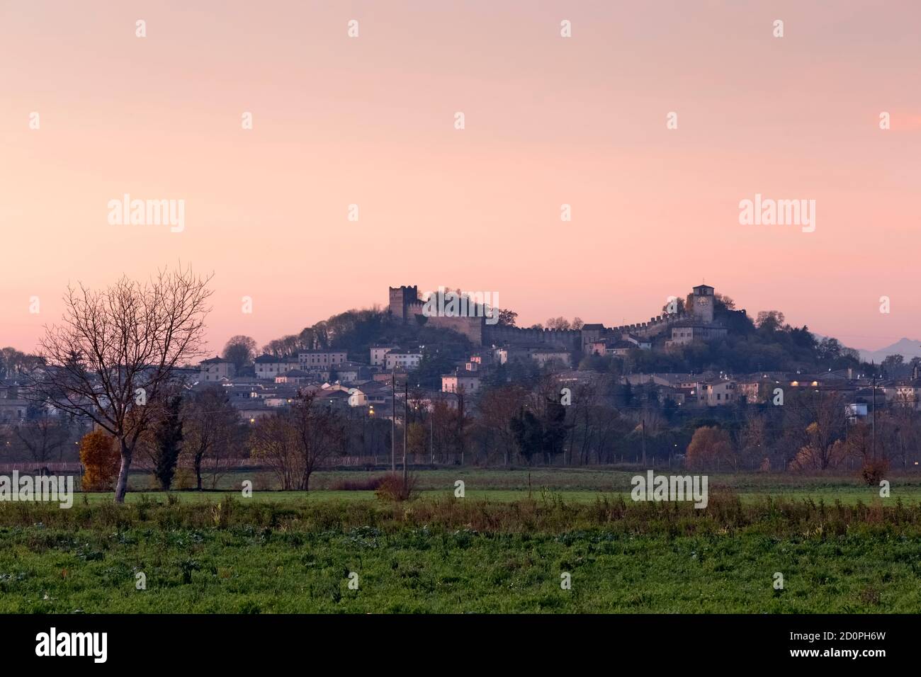 Das mittelalterliche Dorf Monzambano erhebt sich über der lombardischen Ebene. Monzambano, Provinz Mantova, Lombardei, Italien, Europa. Stockfoto