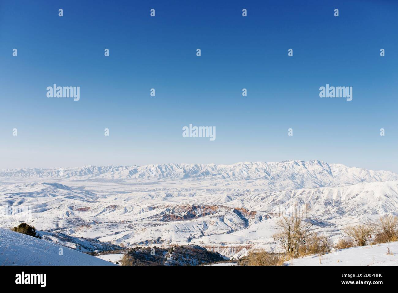 Panoramablick auf die Berge mit Felsen in den Tien Shan Bergen in Zentralasien bei Taschkent an einem sonnigen Wintertag. Der beste Ort für aktive l Stockfoto