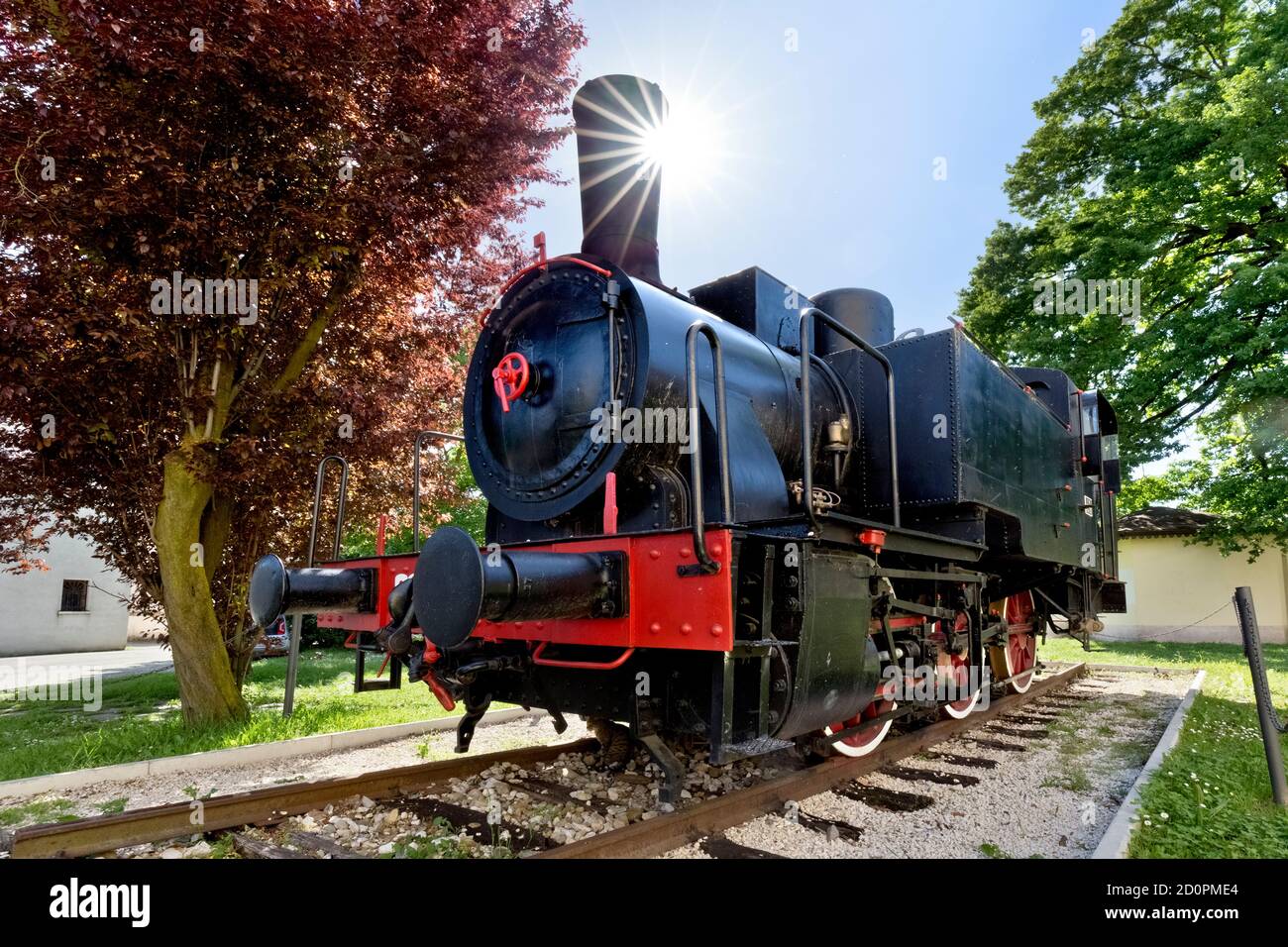 Brescello: Die Dampflokomotive hat viele Don Camillo Filme gedreht. Das Dorf ist berühmt für die Filme von Don Camillo. Emilia Romagna, Italien. Stockfoto