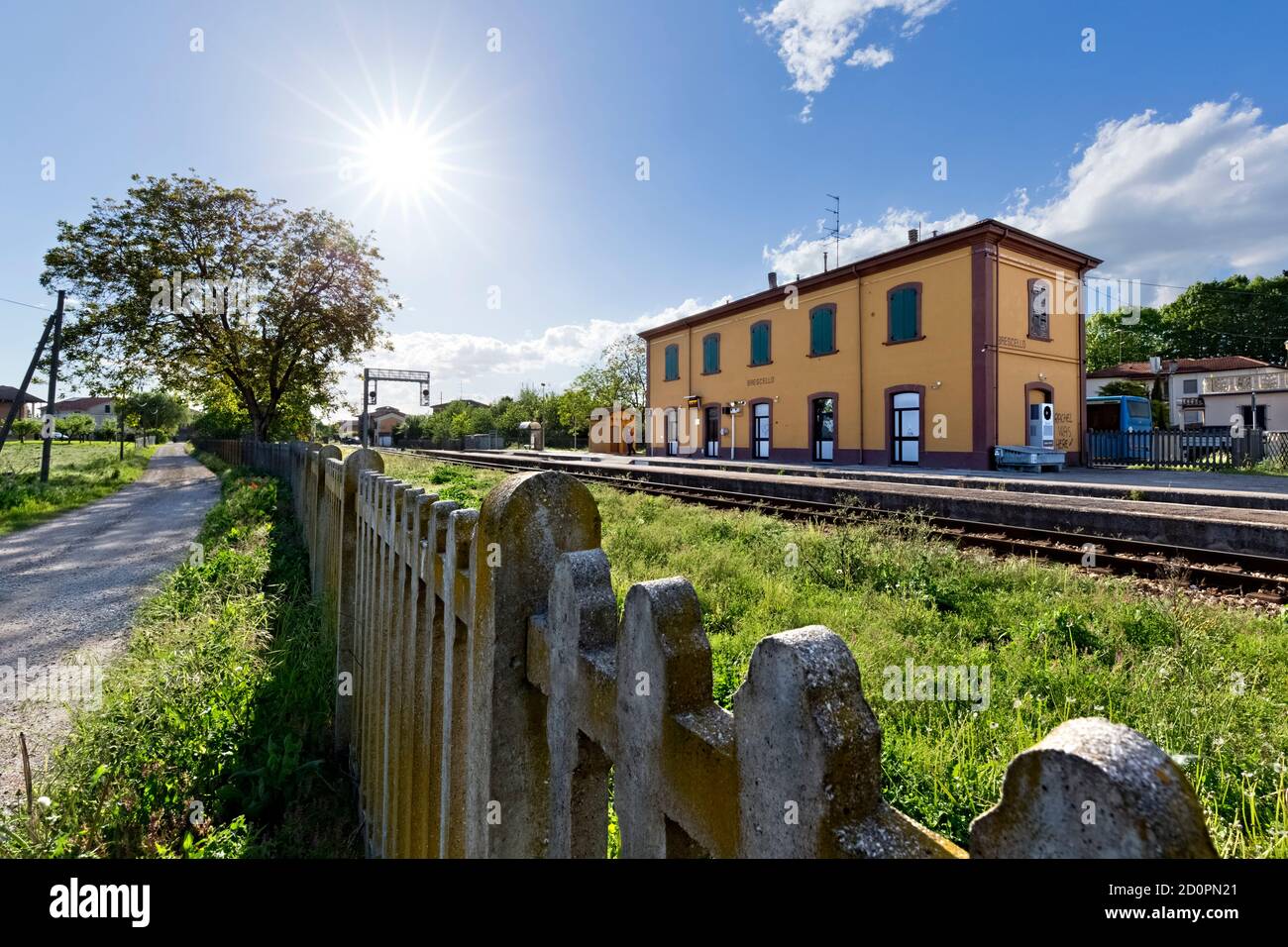 Brescello: Der Bahnhof war für die Dreharbeiten zu Don Camillo-Filmen. Brescello ist berühmt für die Filme von Don Camillo. Emilia Romagna, Italien. Stockfoto