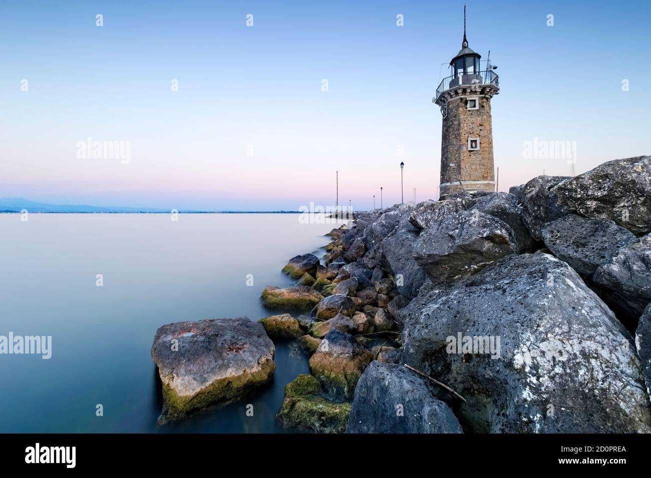 Der Leuchtturm von Desenzano del Garda. Gardasee, Provinz Brescia, Lombardei, Italien, Europa. Stockfoto