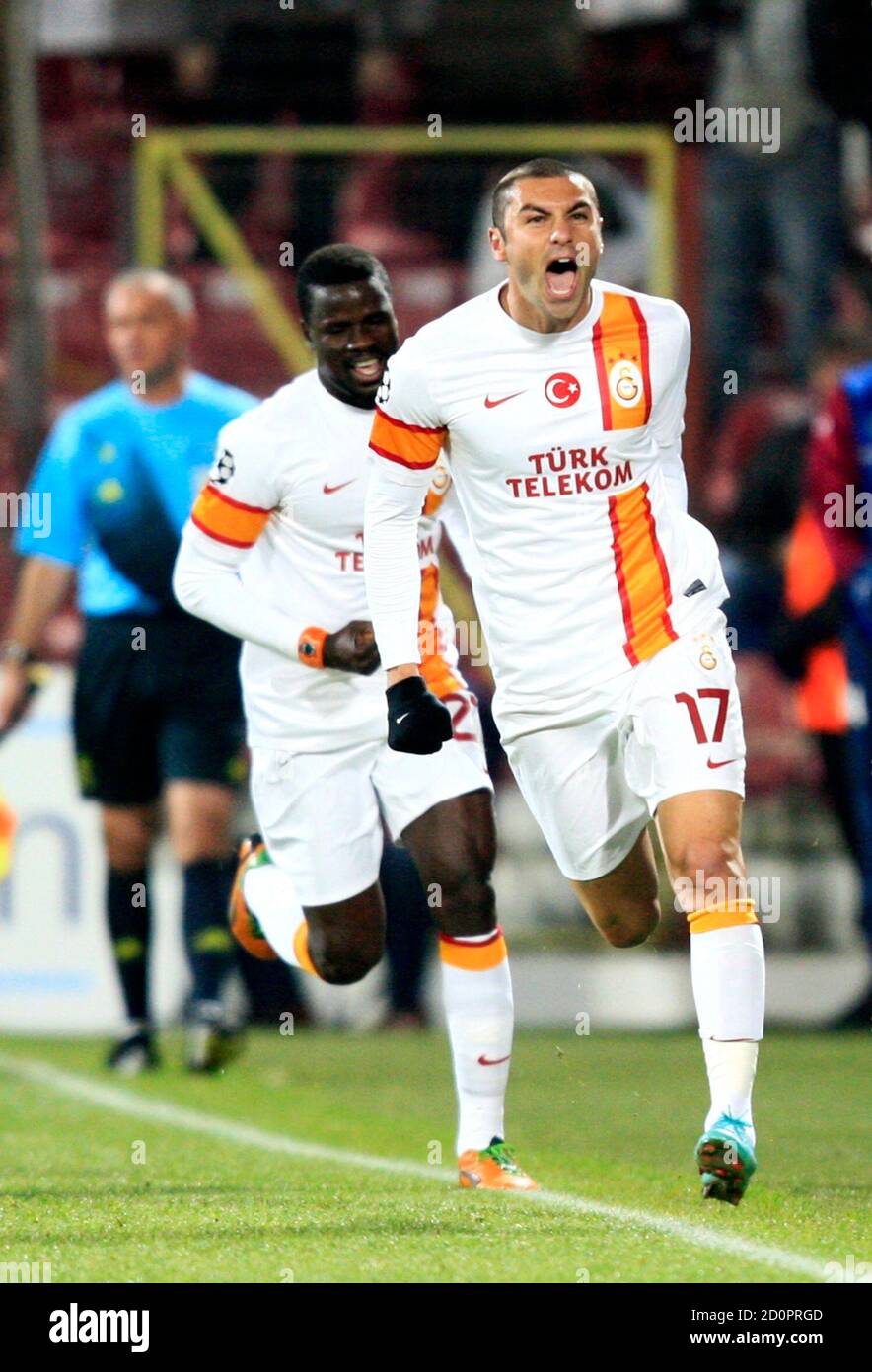 Galatasaray Burak Yilmaz Feiert Nach Seinem Tor Gegen Cfr Cluj Wahrend Ihre Champions League Gruppe H Fussballspiel In Cluj Napoca 7 November 2012 Reuters Radu Sigheti Rumanien Tags Sport Fussball Stockfotografie Alamy