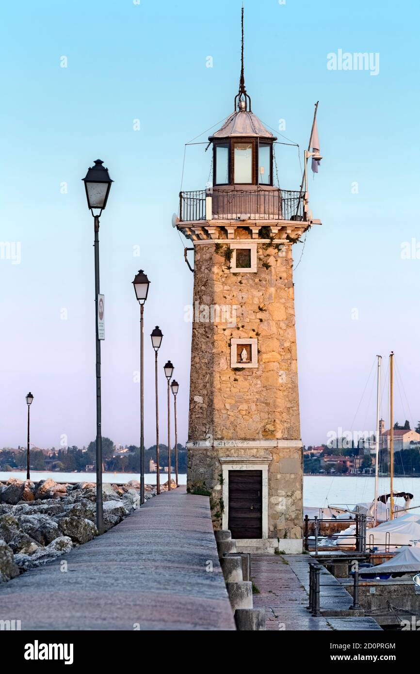 Der Leuchtturm von Desenzano del Garda. Gardasee, Provinz Brescia, Lombardei, Italien, Europa. Stockfoto