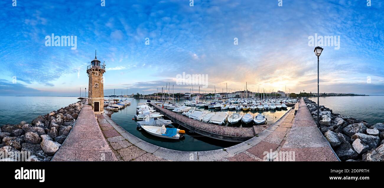 Der Leuchtturm und der Hafen von Desenzano del Garda. Gardasee, Provinz Brescia, Lombardei, Italien, Europa. Stockfoto