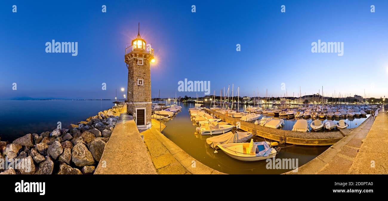 Der Leuchtturm und der Hafen von Desenzano del Garda. Gardasee, Provinz Brescia, Lombardei, Italien, Europa. Stockfoto