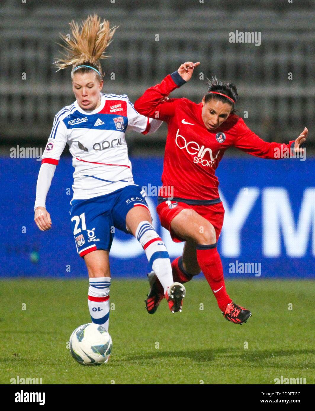 Olympique Lyons Lara Dickenmann (L) der Schweiz Herausforderungen Paris St.  Germain-Jessica Houara während ihre Frauen Ligue 1 Fußball match bei Stade  de Gerland in Lyon 2. März 2013. Lyon Paris 3: 0