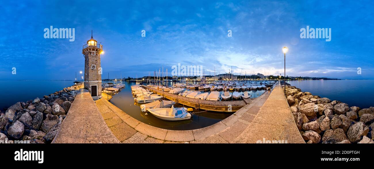 Der Leuchtturm und der Hafen von Desenzano del Garda. Gardasee, Provinz Brescia, Lombardei, Italien, Europa. Stockfoto