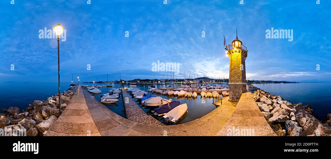 Der Leuchtturm und der Hafen von Desenzano del Garda. Gardasee, Provinz Brescia, Lombardei, Italien, Europa. Stockfoto