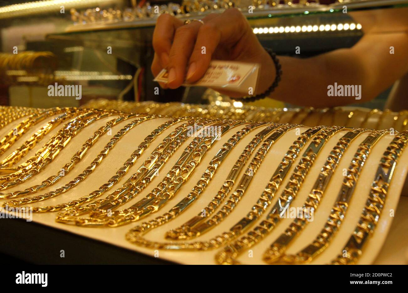 Goldketten sind für den Verkauf in einem Shop in Hanoi 5. Juni 2013  angezeigt. Vietnams Goldpreis bleiben stabil am Mittwoch im Einklang mit  stabilen globalen Preisen des Metalls bevor die Staatsbank von