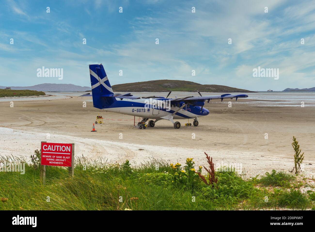 [Barra, Schottland - Aug 2020] kleines Flugzeug auf der Sandpiste des Barra Airport, Schottland Stockfoto