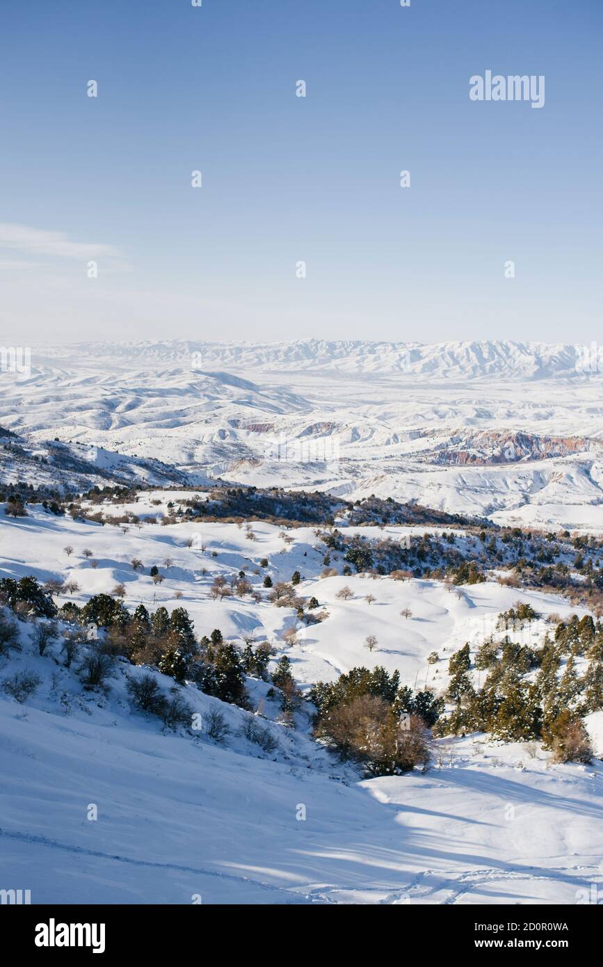 Lage des Tian Shan Gebirges, Usbekistan, Zentralasien. Unglaubliche Schönheit der Winterlandschaft. Skigebiet Beldersay Stockfoto