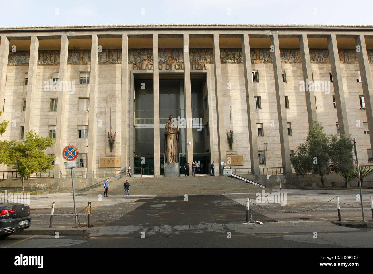 Catania, Italien. Oktober 2020. Matteo Salvini am Gericht von Catania mit seiner Rechtsanwältin Giulia Bongiorno, die im Rollstuhl aus der Verhandlung kommt Kredit: Unabhängige Fotoagentur/Alamy Live News Stockfoto