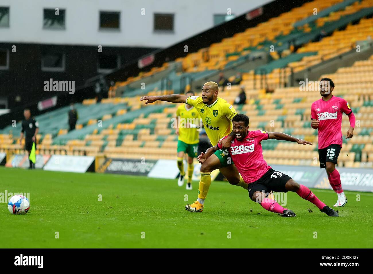 Norwich, Großbritannien. Oktober 2020. English Football League Championship Football, Norwich Versus Derby; Onel Hernandez of Norwich City Fouls Louie Sibley of Derby County Credit: Action Plus Sports Images/Alamy Live News Stockfoto