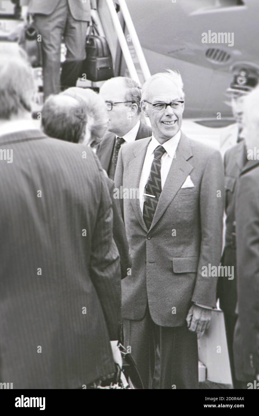 Sir Denis Thatcher bei Ankunft am Flughafen London Heathrow Stockfoto