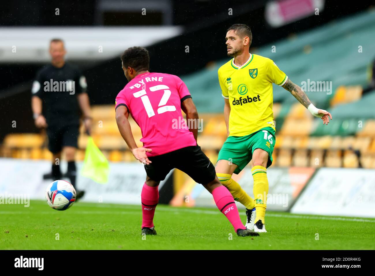 Norwich, Großbritannien. Oktober 2020. English Football League Championship Football, Norwich Versus Derby; Xavi Quintilla of Norwich City under pressure from Nathan Byrne of Derby County Credit: Action Plus Sports Images/Alamy Live News Stockfoto