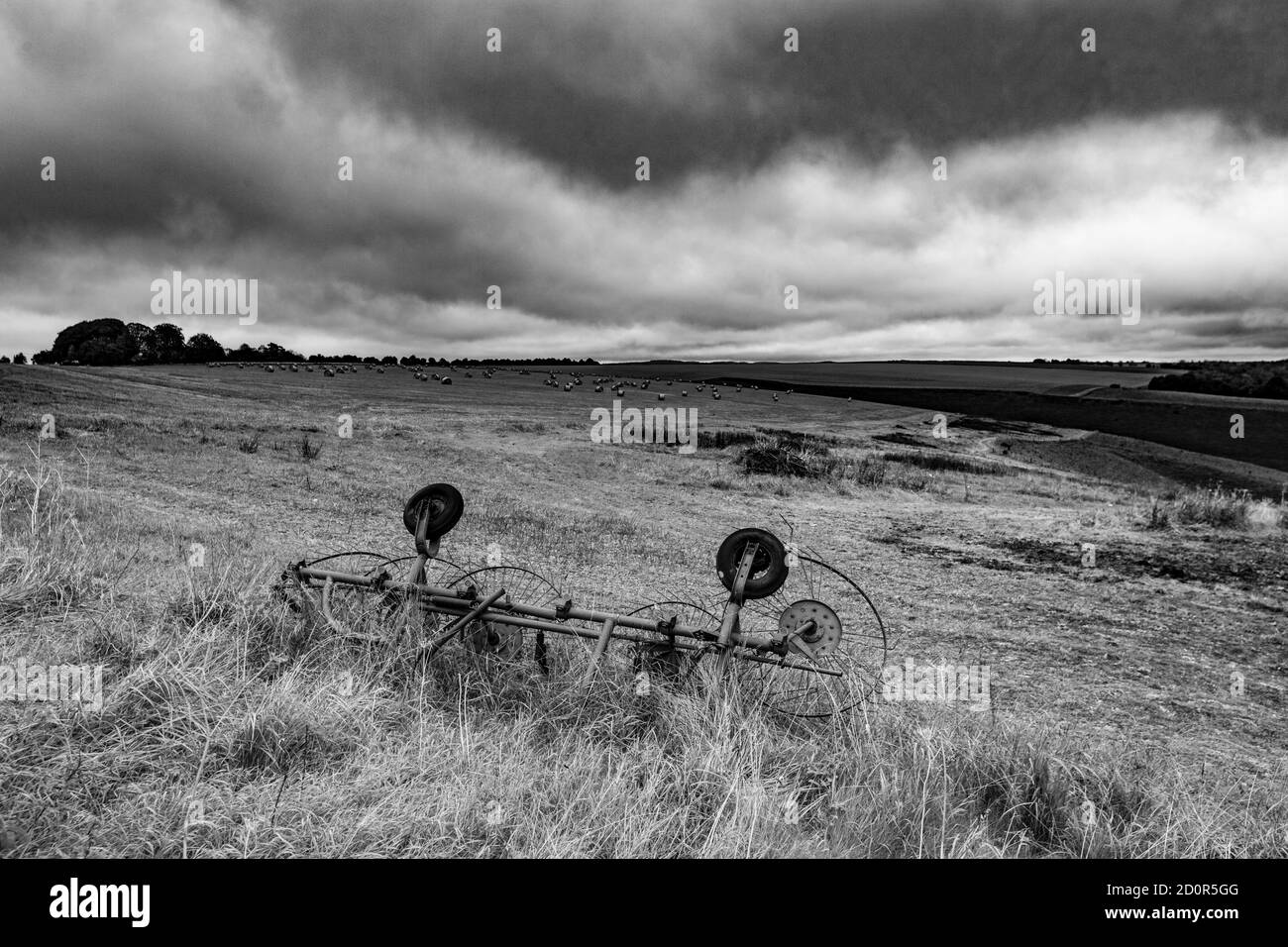 Ein alter Heuzettler, oder Spinner, auf Hügeln über der Wiltshire Stadt von Mere, an einem nassen und windigen Tag, als Storm Alex ankommt. Digitale Farbfotografie Konv Stockfoto