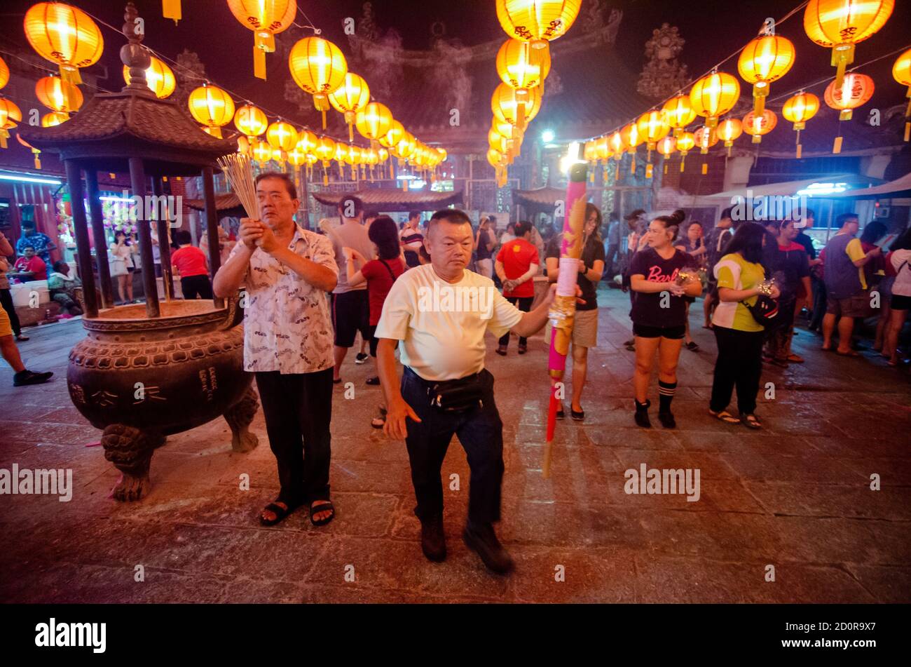 Georgetown, Penang/Malaysia - Jan 24 2020: Chinesische beten mit Joss Stick während der ersten Nacht des chinesischen Neujahrs. Stockfoto
