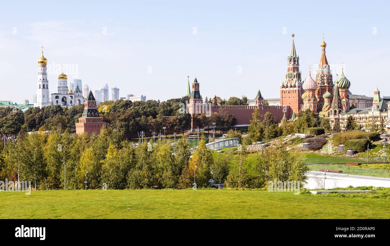 Panoramablick auf den Kreml aus Zaryadye Landschaft städtischen öffentlichen Park Am sonnigen Septembertag Stockfoto