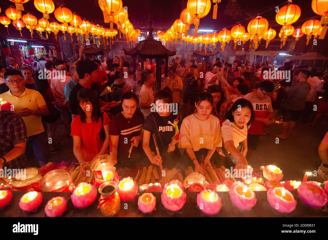 Georgetown, Penang/Malaysia - Jan 24 2020: Chinesische Anhänger zünden während des chinesischen Neujahrs am Tempel der Göttin der Barmherzigkeit Kerze an. Stockfoto