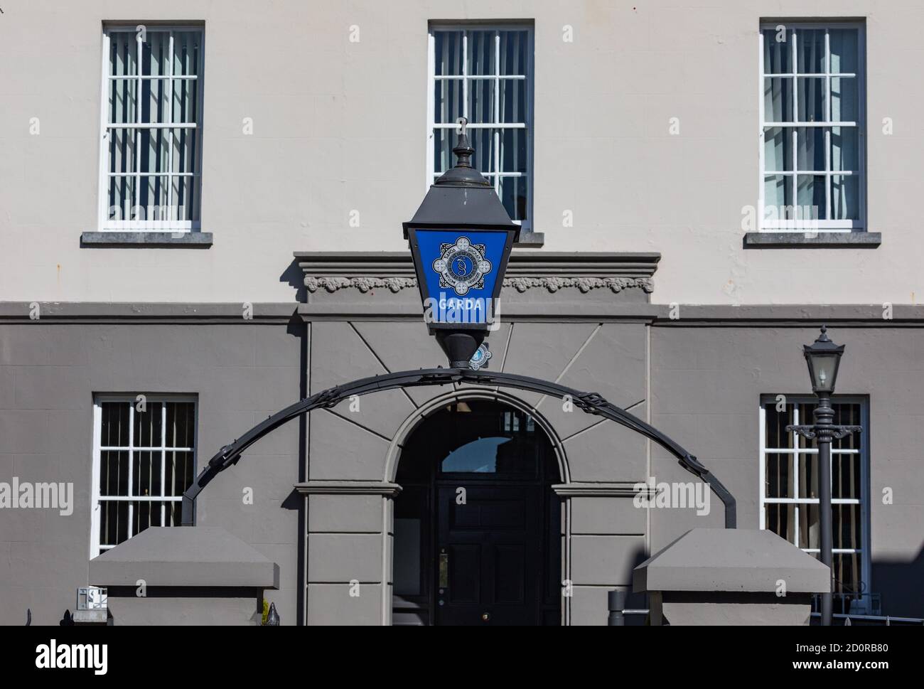 Listowel, Irland - 21. April 2018: Schild am Eingang der irischen Polizeistation, die in der republik Irland die Garda Síochána genannt werden. Stockfoto