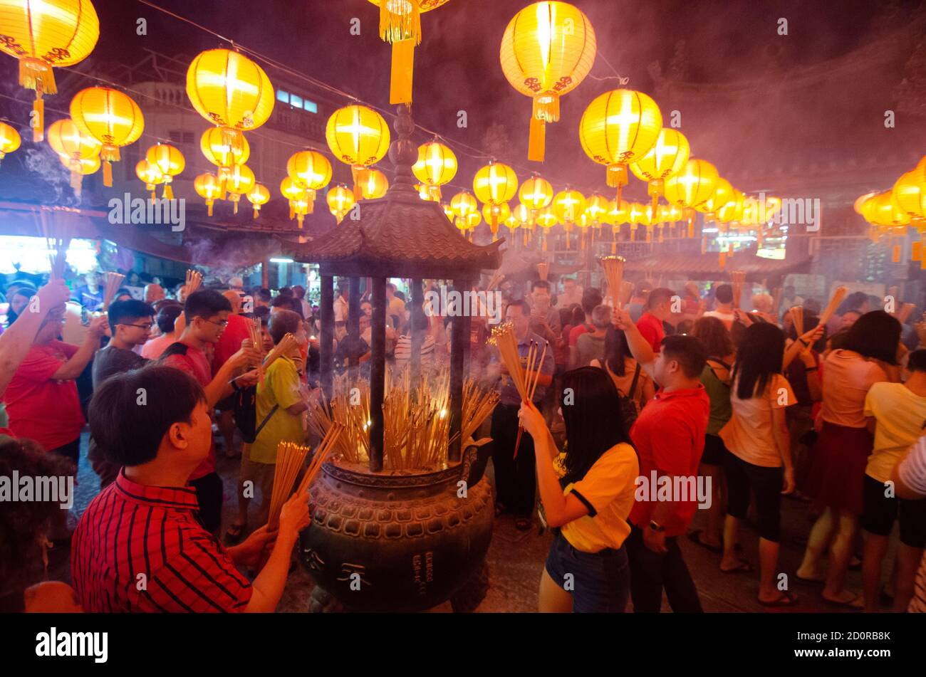 Georgetown, Penang/Malaysia - 24 2020. Jan: Die Chinesen beten in der ersten Nacht des chinesischen Neujahrs mit Joss Stick. Stockfoto