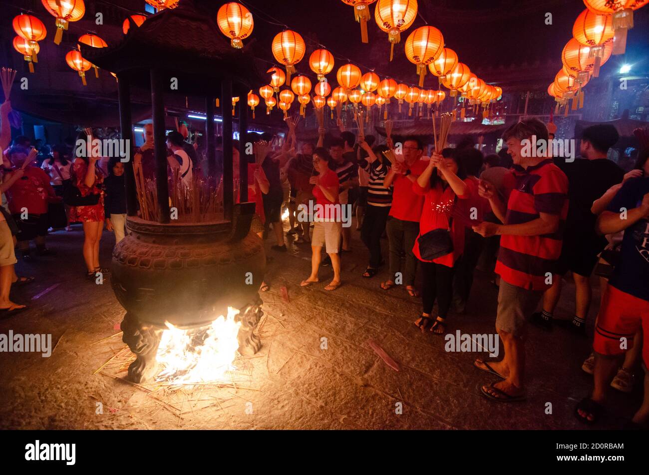 Georgetown, Penang/Malaysia - Jan 24 2020: Der Weihrauchtopf ist Feuer, wenn es zu viel Räucherstäbchen gibt. Stockfoto
