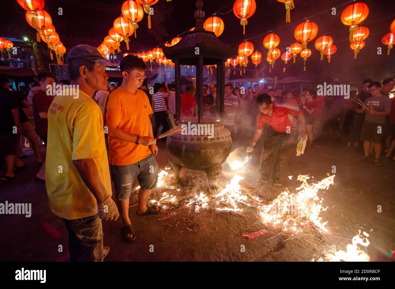 Georgetown, Penang/Malaysia - Jan 24 2020: Joss Stick Pot on Fire bringt allen Glück. Stockfoto