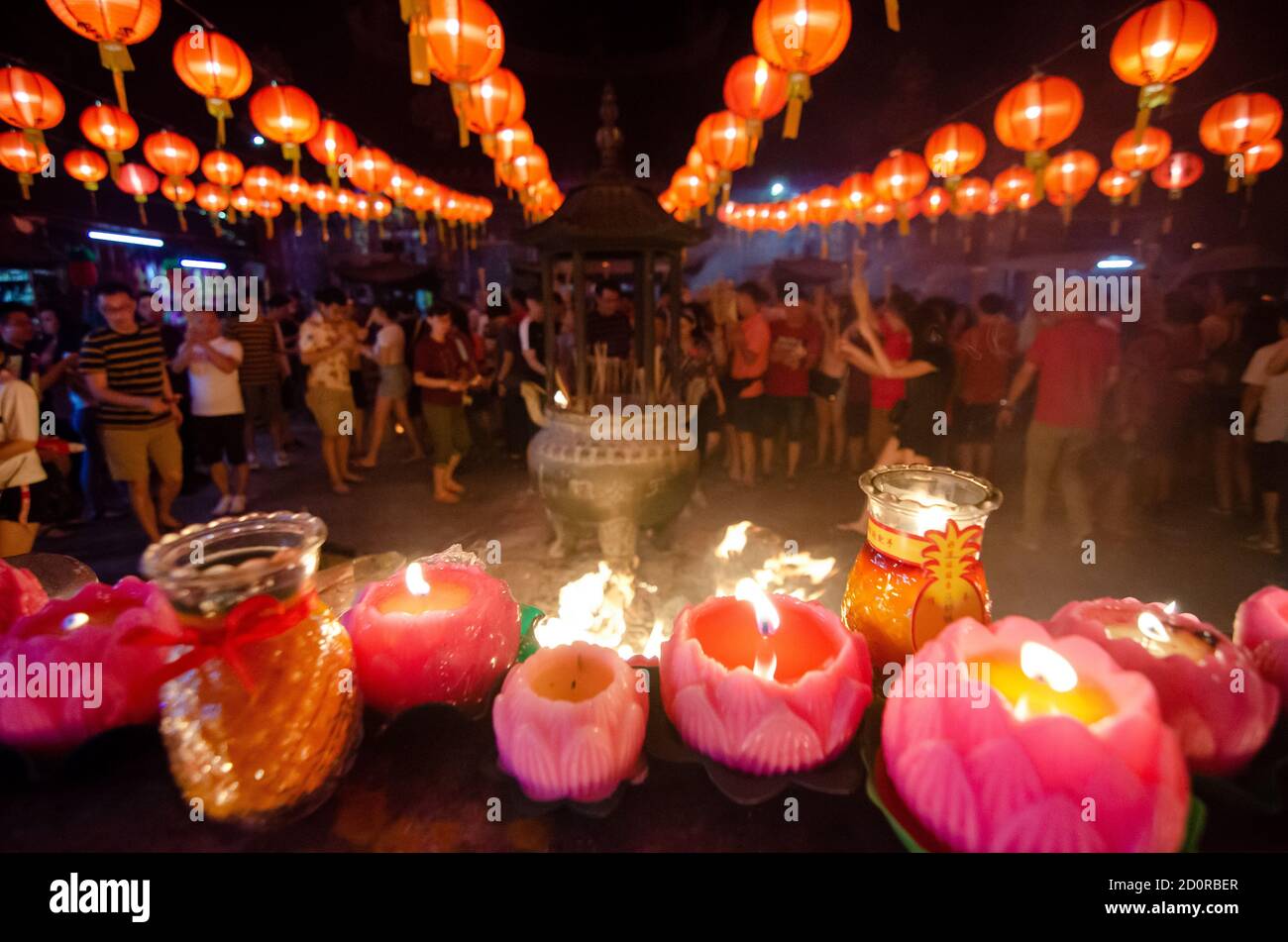 Georgetown, Penang/Malaysia - Jan 24 2020: Menschen beten mit Joss Stock und Kerze. Stockfoto