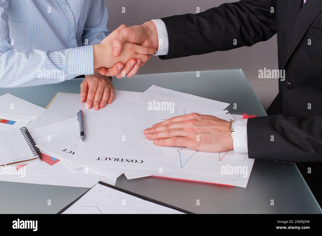 Geschäftsmann schüttelt Partner Hand nach erfolgreichen Verhandlungen. Stockfoto