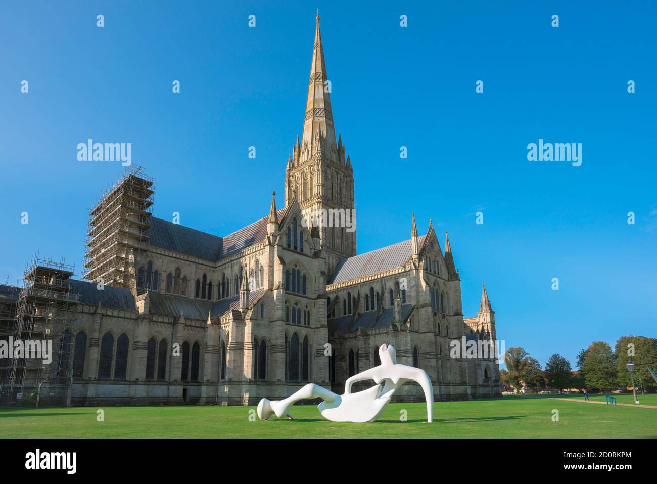 Henry Moore Kunst, Ansicht der großen Reclining Figur (1983) von Henry Moore auf dem Gelände der Salisbury Cathedral, Wiltshire, England, Großbritannien Stockfoto