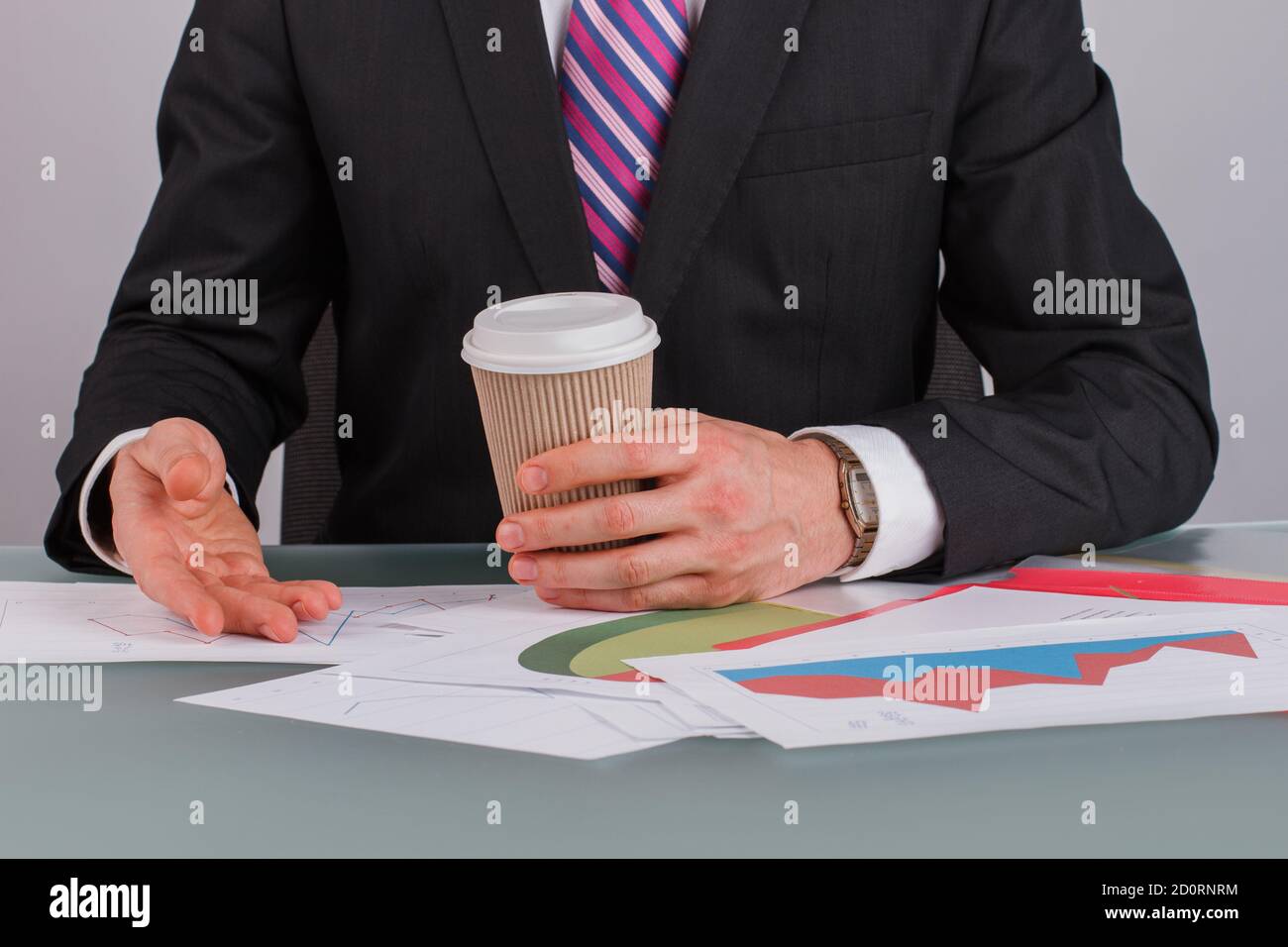 Business Advisor analysiert den Finanzbericht des Unternehmens. Stockfoto