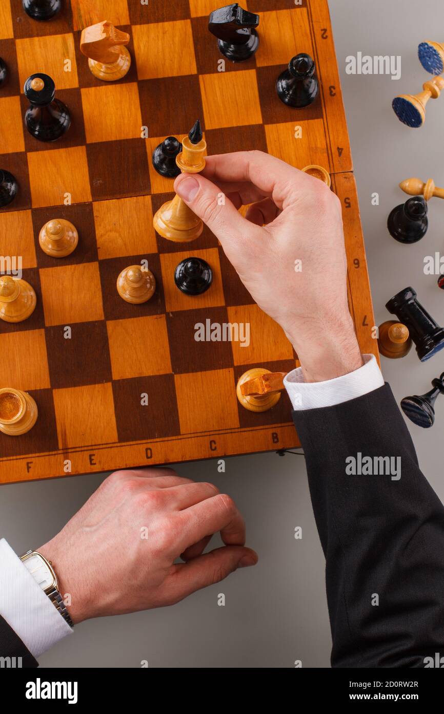 Geschäftsmann spielt Schachspiel. Stockfoto