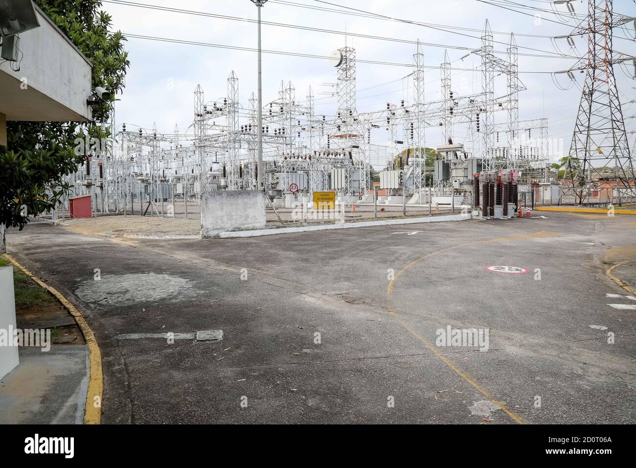 SÃO JOSÉ DOS CAMPOS, SP - 03.10.2020: EXPLOSÃO EM SUBESTAÇÃO DE ENERGIA EDP - eine Explosion in einem elektrischen Umspannwerk im Zentrum von São aufgezeichnet José dos Campos verließ einen Teil der Stadt ohne Licht zwischen späten Nachmittag und frühen Abend am Freitag (2). Es gibt Berichte, dass einige Viertel in Jacareí auch ohne Strom waren. Die betroffenen Stellen blieben etwa 30 Minuten lang ohne Licht. (Foto: Luis Lima Jr/Fotoarena) Stockfoto