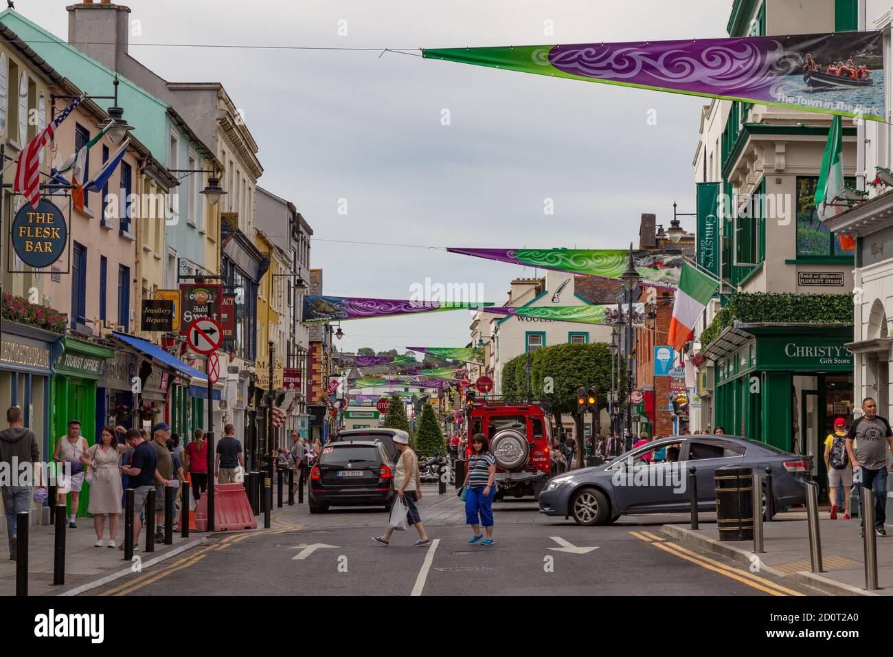 Killarney, Irland - 25. Juni 2018: Geschäftige Straßen im Stadtzentrum von Killarney während der Touristensaison. Stockfoto