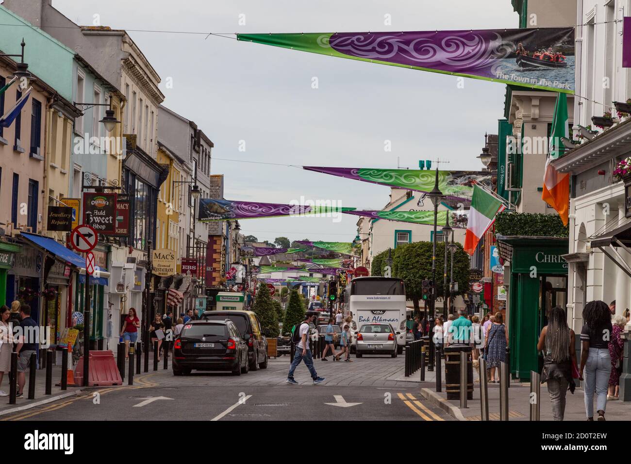 Killarney, Irland - 25. Juni 2018: Geschäftige Straßen im Stadtzentrum von Killarney während der Touristensaison. Stockfoto