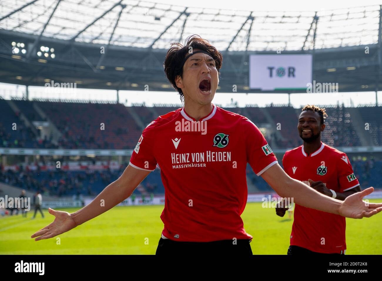 03. Oktober 2020, Niedersachsen, Hannover: Fußball: 2. Bundesliga, Hannover 96 - Eintracht Braunschweig, 3. Spieltag in der HDI-Arena in Hannover. Hannovers Genki Haraguchi wird (l) für sein 4:1-Tor gegen Eintracht Braunschweig angefeuert. Foto: Peter Steffen/dpa - WICHTIGER HINWEIS: Gemäß den Vorschriften der DFL Deutsche Fußball Liga und des DFB Deutscher Fußball-Bund ist es verboten, im Stadion und/oder aus dem Spiel aufgenommenen Fotografien in Form von Sequenzbildern und/oder videoähnlichen Fotoserien zu nutzen oder auszunutzen. Stockfoto